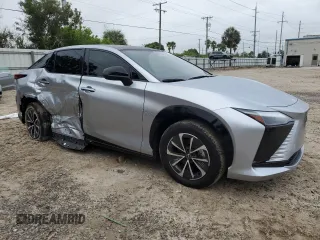 2024 Lexus RZ 300e Premium z VIN JTJABABB2RA000668, wystawiony jako Copart lot #71710714 z przebiegiem 9387 mil mil oraz Szkody całkowita. Historia ofert i sprzedaży dostępna na DreamBid. Obrazek 4.