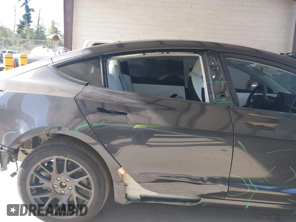 2025 Tesla Model 3 Long Range z VIN 5YJ3E1EA6SF990792, wystawiony jako IAAI lot #42713456 z przebiegiem 1 038 mil mil oraz . Historia ofert i sprzedaży dostępna na DreamBid. Obrazek 6.