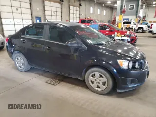 2013 Chevrolet Sonic LS z VIN 1G1JA5SH5D4169083, wystawiony jako Copart lot #55703555 z przebiegiem Nie podano mil oraz Czysty tytuł • Clean title. Historia ofert i sprzedaży dostępna na DreamBid. Obrazek 4.