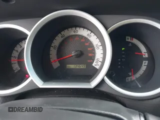 2012 Toyota Tacoma PreRunner z VIN 3TMJU4GN5CM131976, wystawiony jako IAAI lot #42213150 z przebiegiem 134 649 mil mil oraz . Historia ofert i sprzedaży dostępna na DreamBid. Obrazek 7.