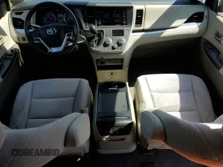 2020 Toyota Sienna LE z VIN 5TDJZ3DC3LS240743, wystawiony jako Copart lot #52117865 z przebiegiem 93 047 mil mil oraz Szkoda całkowita • Salvage title. Historia ofert i sprzedaży dostępna na DreamBid. Obrazek 8.