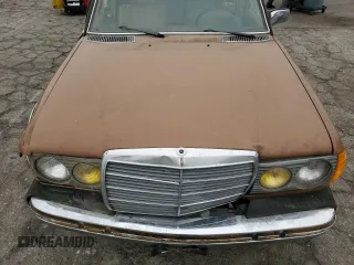 1981 Mercedes-Benz 300 with VIN WDBAB30A3BB219467, listed as a Copart auction lot 76183454 with 123,938 mi miles and Clean Title. Bid and sale history available at carsss.com. Image 11.
