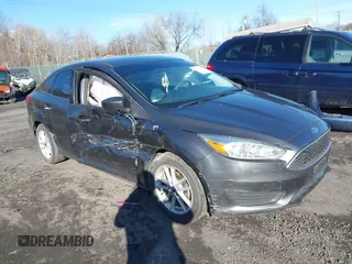 2018 Ford Focus SE z VIN 1FADP3F2XJL295508, wystawiony jako IAAI lot #41608216 z przebiegiem 89 696 mil mil oraz . Historia ofert i sprzedaży dostępna na DreamBid. Obrazek 1.