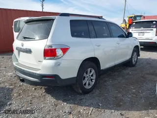2011 Toyota Highlander with VIN 5TDBK3EH5BS064196, listed as a IAAI auction lot 41643416 with 157,112 mi miles. Bid and sale history available at carsss.com. Image 4.