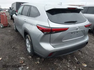 2021 Toyota Highlander L with VIN 5TDBZRBH0MS102634, listed as a IAAI auction lot 40912495 with 27,376 mi miles. Bid and sale history available at carsss.com. Image 3.