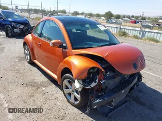 2010 Volkswagen New Beetle Coupe with VIN 3VWRG3AG1AM021001, listed as a IAAI auction lot 40549600 with 1 mi miles. Bid and sale history available at carsss.com. Image 1.