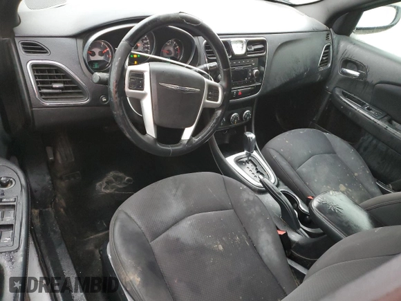 2013 Chrysler 200 Touring z VIN 1C3CCBBB2DN688904, wystawiony jako Copart lot #44463585 z przebiegiem 123 940 mil mil oraz Szkoda całkowita • Salvage title. Historia ofert i sprzedaży dostępna na DreamBid. Obrazek 8.