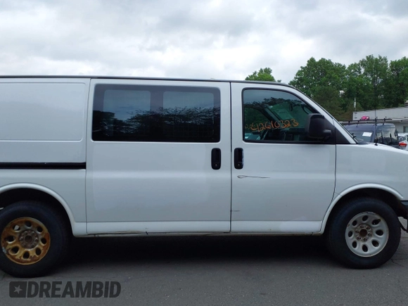 2013 Chevrolet Express Cargo z VIN 1GCSGAFX2D1162792, wystawiony jako IAAI lot #42610323 z przebiegiem 199 876 mil mil oraz . Historia ofert i sprzedaży dostępna na DreamBid. Obrazek 14.