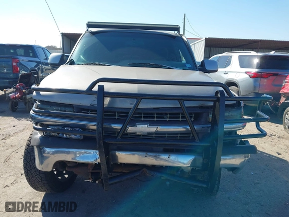 2000 Chevrolet Silverado 2500 LT with VIN 1GCGK29U1YE263011, listed as a IAAI auction lot 41634632 with 179,346 mi miles. Bid and sale history available at carsss.com. Image 13.