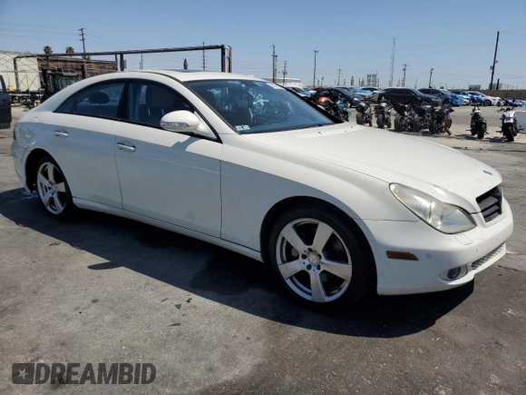 2008 Mercedes-Benz CLS 550 z VIN WDDDJ72X78A134002, wystawiony jako Copart lot #52027285 z przebiegiem 83 484 mil mil oraz Szkoda całkowita • Salvage title. Historia ofert i sprzedaży dostępna na DreamBid. Obrazek 4.