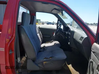 1992 Toyota Pickup DLX z VIN JT4RN82P8N5056666, wystawiony jako IAAI lot #42320829 z przebiegiem 147 032 mil mil oraz . Historia ofert i sprzedaży dostępna na DreamBid. Obrazek 5.