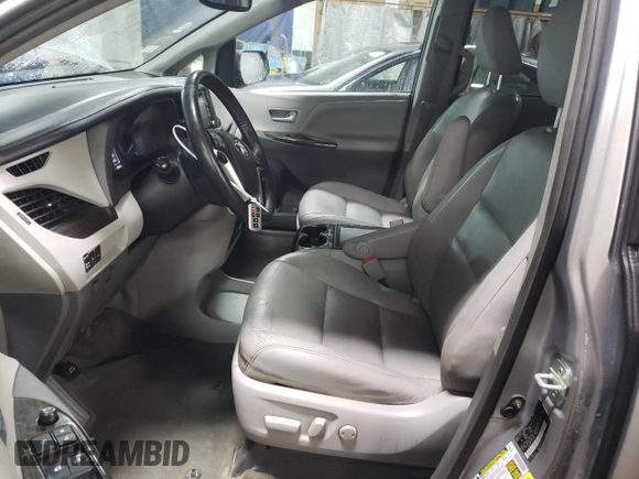 2018 Toyota Sienna XLE z VIN 5TDDZ3DC1JS197031, wystawiony jako Copart lot #44201715 z przebiegiem 180 475 mil mil oraz Szkoda całkowita • Salvage title. Historia ofert i sprzedaży dostępna na DreamBid. Obrazek 7.