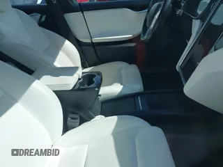 2017 Tesla Model S 100D z VIN 5YJSA1E45HF198921, wystawiony jako IAAI lot #42378026 z przebiegiem 104 967 mil mil oraz . Historia ofert i sprzedaży dostępna na DreamBid. Obrazek 5.
