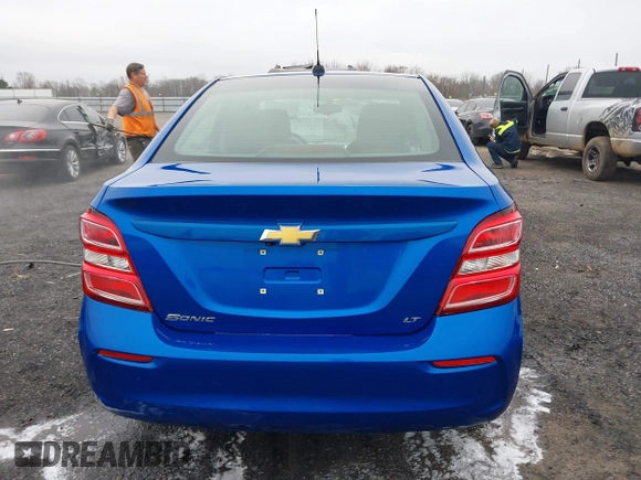 2018 Chevrolet Sonic LT z VIN 1G1JD5SHXJ4120089, wystawiony jako IAAI lot #41447426 z przebiegiem 42 931 mil mil oraz . Historia ofert i sprzedaży dostępna na DreamBid. Obrazek 16.