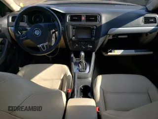 2013 Volkswagen Jetta SE z VIN 3VWDP7AJ4DM450800, wystawiony jako Copart lot #56277505 z przebiegiem Nie podano mil oraz Czysty tytuł • Clean title. Historia ofert i sprzedaży dostępna na DreamBid. Obrazek 8.