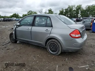 2010 Nissan Versa S z VIN 3N1BC1AP9AL418100, wystawiony jako Copart lot #57971985 z przebiegiem 95 353 mil mil oraz Szkoda całkowita • Salvage title. Historia ofert i sprzedaży dostępna na DreamBid. Obrazek 2.