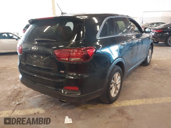 2019 Kia Sorento LX with VIN 5XYPGDA32KG511068, listed as a IAAI auction lot 41682042 with 111,148 mi miles. Bid and sale history available at carsss.com. Image 4.