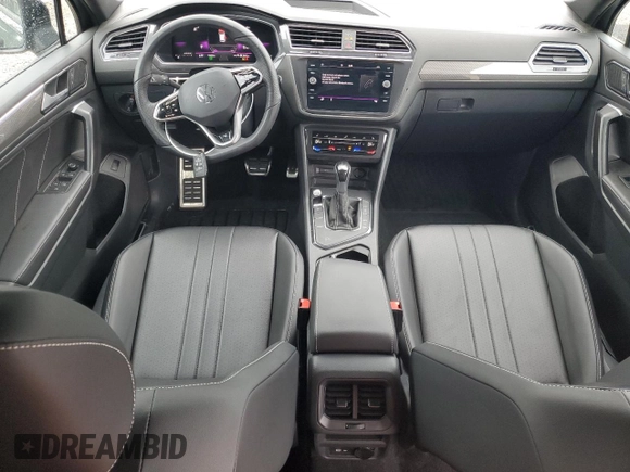 2024 Volkswagen Tiguan SE R-Line Black z VIN 3VVCB7AX0RM109453, wystawiony jako Copart lot #55973745 z przebiegiem 9 620 mil mil oraz Czysty tytuł • Clean title. Historia ofert i sprzedaży dostępna na DreamBid. Obrazek 8.