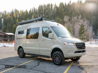 2019 Mercedes-Benz Sprinter Cargo z VIN W1W4EBVYXKT017682, wystawiony jako Copart lot #60125205 z przebiegiem 8 647 mil mil oraz Czysty tytuł • Clean title. Historia ofert i sprzedaży dostępna na DreamBid. Obrazek 1.
