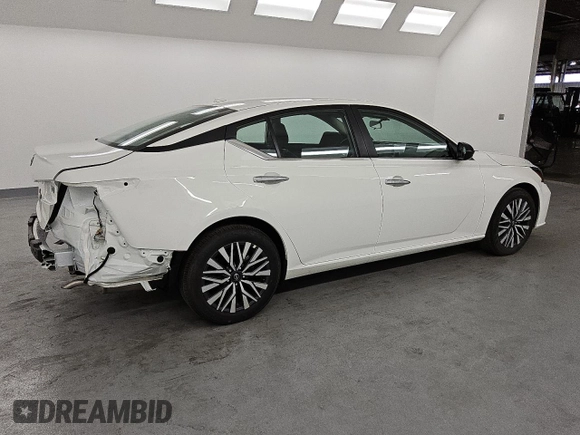 2025 Nissan Altima SV with VIN 1N4BL4DV0SN348325, listed as a Copart auction lot 53390145 with 3,351 mi miles and Clean Title. Bid and sale history available at carsss.com. Image 3.