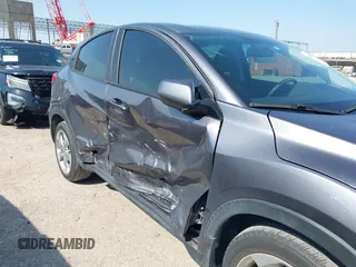 2022 Honda HR-V LX z VIN 3CZRU5H30NM718329, wystawiony jako IAAI lot #42396971 z przebiegiem 28 411 mil mil oraz . Historia ofert i sprzedaży dostępna na DreamBid. Obrazek 6.