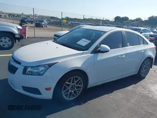 2014 Chevrolet Cruze 2LT z VIN 1G1PE5SB4E7340318, wystawiony jako IAAI lot #42268044 z przebiegiem Nie podano mil oraz . Historia ofert i sprzedaży dostępna na DreamBid. Obrazek 13.
