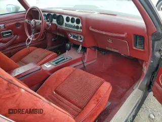 1980 Pontiac Firebird z VIN 2V87TAL116556, wystawiony jako Copart lot #64086644 z przebiegiem 15 342 mil mil oraz Szkody całkowita. Historia ofert i sprzedaży dostępna na DreamBid. Obrazek 8.