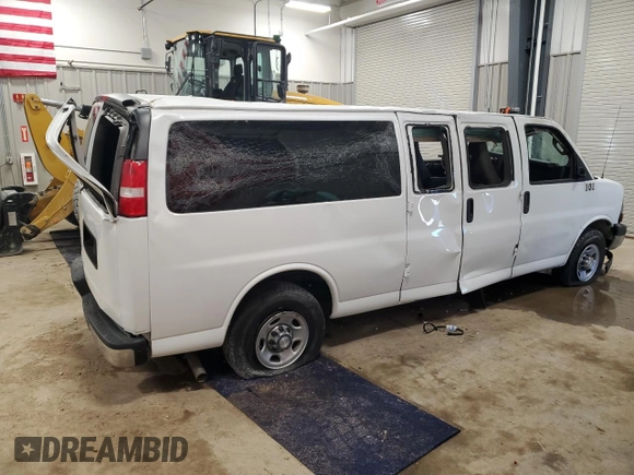 2017 Chevrolet Express Passenger LT z VIN 1GAZGPFG2H1340071, wystawiony jako Copart lot #48771005 z przebiegiem 131 966 mil mil oraz Szkoda całkowita • Salvage title. Historia ofert i sprzedaży dostępna na DreamBid. Obrazek 3.