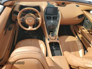 2020 Aston Martin DB11 z VIN SCFRMFCWXLGM09361, wystawiony jako Copart lot #80071914 z przebiegiem 10 972 mil mil oraz Szkody całkowita. Historia ofert i sprzedaży dostępna na DreamBid. Obrazek 8.