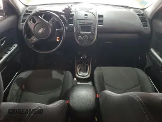 2013 Kia Soul + z VIN KNDJT2A61D7496157, wystawiony jako Copart lot #49420285 z przebiegiem Nie podano mil oraz Szkoda całkowita • Salvage title. Historia ofert i sprzedaży dostępna na DreamBid. Obrazek 8.