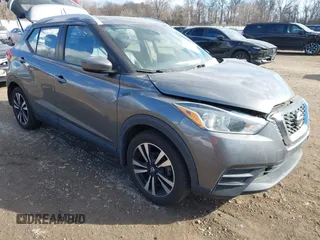 2019 Nissan Kicks S z VIN 3N1CP5CU9KL503071, wystawiony jako IAAI lot #41415913 z przebiegiem 54 981 mil mil oraz . Historia ofert i sprzedaży dostępna na DreamBid. Obrazek 1.