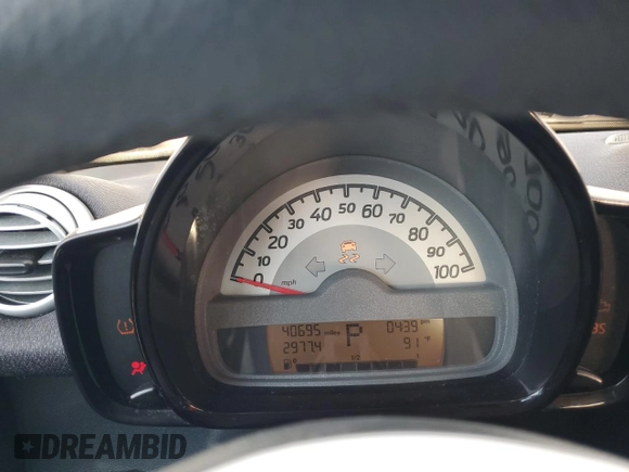 2015 Smart fortwo Passion z VIN WMEEJ3BA6FK797458, wystawiony jako Copart lot #53669365 z przebiegiem 40 695 mil mil oraz Szkody całkowita. Historia ofert i sprzedaży dostępna na DreamBid. Obrazek 9.