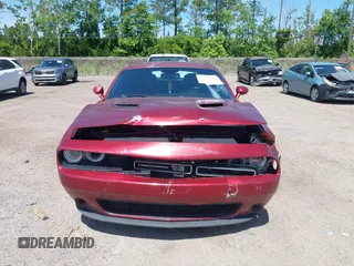 2017 Dodge Challenger SXT z VIN 2C3CDZAG8HH568476, wystawiony jako IAAI lot #42334027 z przebiegiem 161 515 mil mil oraz . Historia ofert i sprzedaży dostępna na DreamBid. Obrazek 12.