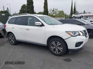 2018 Nissan Pathfinder SV z VIN 5N1DR2MMXJC663829, wystawiony jako IAAI lot #42083443 z przebiegiem 94 027 mil mil oraz . Historia ofert i sprzedaży dostępna na DreamBid. Obrazek 13.