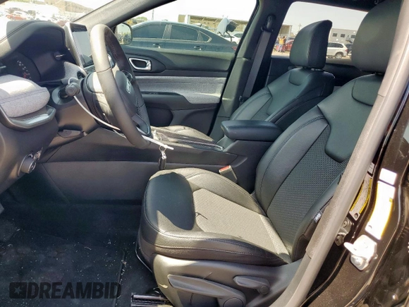 2025 Jeep Compass Latitude z VIN 3C4NJDBN9ST515927, wystawiony jako Copart lot #50828755 z przebiegiem 11 454 mil mil oraz Szkoda całkowita • Salvage title. Historia ofert i sprzedaży dostępna na DreamBid. Obrazek 7.