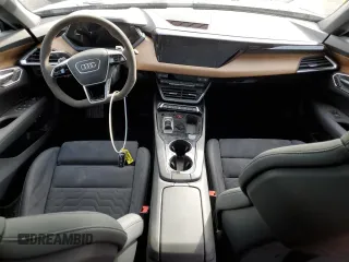 2023 Audi e-tron GT Premium Plus z VIN WAUFJBFWXP7003131, wystawiony jako Copart lot #38763864 z przebiegiem 16 636 mil mil oraz . Historia ofert i sprzedaży dostępna na DreamBid. Obrazek 8.