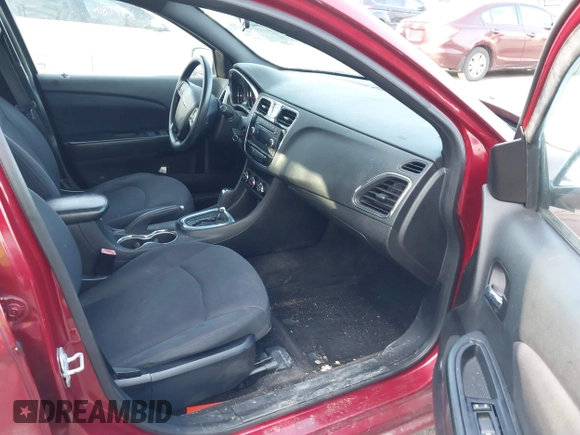 2014 Chrysler 200 LX z VIN 1C3CCBAB8EN211705, wystawiony jako IAAI lot #41835522 z przebiegiem 103 310 mil mil oraz . Historia ofert i sprzedaży dostępna na DreamBid. Obrazek 4.