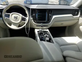 2024 Volvo XC60 Plus Dark Theme z VIN YV4L12RL7R1928699, wystawiony jako Copart lot #56486195 z przebiegiem Nie podano mil oraz Nie do naprawy • Non repairable. Historia ofert i sprzedaży dostępna na DreamBid. Obrazek 8.
