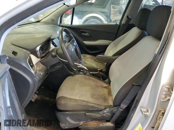 2021 Chevrolet Trax LS z VIN KL7CJKSB9MB306982, wystawiony jako Copart lot #52457215 z przebiegiem 95 949 mil mil oraz Czysty tytuł • Clean title. Historia ofert i sprzedaży dostępna na DreamBid. Obrazek 7.