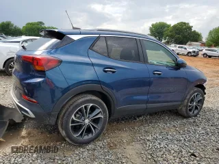 2021 Buick Encore GX Select z VIN KL4MMDS29MB072802, wystawiony jako Copart lot #53917295 z przebiegiem 61 716 mil mil oraz Szkoda całkowita • Salvage title. Historia ofert i sprzedaży dostępna na DreamBid. Obrazek 3.