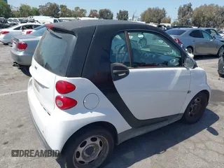 2013 Smart fortwo Pure z VIN WMEEJ3BA9DK608864, wystawiony jako IAAI lot #42314857 z przebiegiem 159 513 mil mil oraz . Historia ofert i sprzedaży dostępna na DreamBid. Obrazek 4.