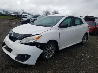 2010 Toyota Matrix z VIN 2T1KU4EE0AC513233, wystawiony jako Copart lot #57126825 z przebiegiem 221 000 mil mil oraz Szkoda całkowita • Salvage title. Historia ofert i sprzedaży dostępna na DreamBid. Obrazek 1.