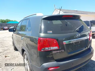 2013 Kia Sorento EX with VIN 5XYKU4A67DG331097, listed as a IAAI auction lot 42058818 with 173,120 mi miles. Bid and sale history available at carsss.com. Image 3.