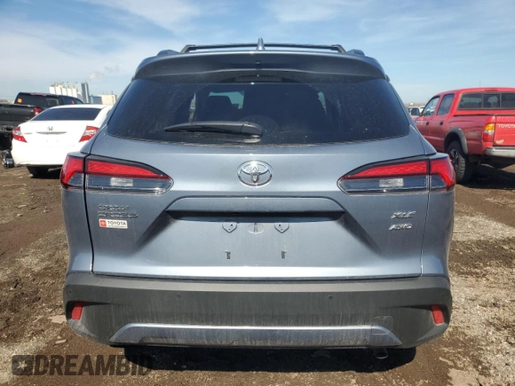 2024 Toyota Corolla Cross XLE z VIN 7MUDAABG2RV106366, wystawiony jako Copart lot #48178905 z przebiegiem 5 037 mil mil oraz Szkoda całkowita • Salvage title. Historia ofert i sprzedaży dostępna na DreamBid. Obrazek 6.