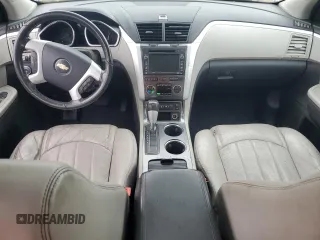 2012 Chevrolet Traverse LTZ z VIN 1GNKVLED5CJ155527, wystawiony jako Copart lot #57597285 z przebiegiem Nie podano mil oraz Szkoda całkowita • Salvage title. Historia ofert i sprzedaży dostępna na DreamBid. Obrazek 8.