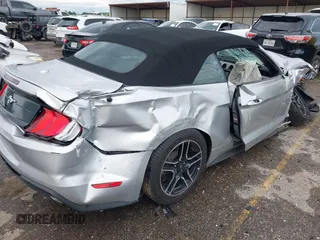 2019 Ford Mustang EcoBoost z VIN 1FATP8UH3K5106557, wystawiony jako IAAI lot #42223835 z przebiegiem 32 353 mil mil oraz . Historia ofert i sprzedaży dostępna na DreamBid. Obrazek 4.