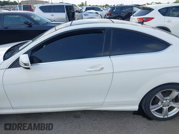 2015 Mercedes-Benz C 250 с VIN WDDGJ4HB2FG406506, выставлен на аукционе IAAI как лот 42429753 с пробегом 125 609 миль миль и . История ставок и продаж доступна на DreamBid. Изображение 14.