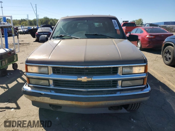 1998 Chevrolet Suburban z VIN 1GNFK16R6WJ306534, wystawiony jako Copart lot #75030844 z przebiegiem 230 869 mil mil oraz Czysty tytuł • Clean title. Historia ofert i sprzedaży dostępna na DreamBid. Obrazek 5.