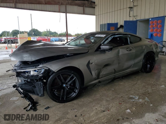 2022 BMW M8 Competition z VIN WBSAE0C00NCH03231, wystawiony jako Copart lot #89316515 z przebiegiem Nie podano mil oraz Nie do naprawy • Non repairable. Historia ofert i sprzedaży dostępna na DreamBid. Obrazek 1.