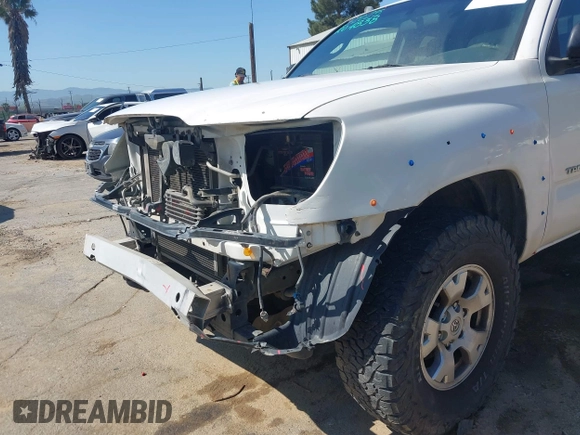 2005 Toyota Tacoma PreRunner z VIN 5TETU62N25Z062181, wystawiony jako IAAI lot #41837178 z przebiegiem 236 480 mil mil oraz . Historia ofert i sprzedaży dostępna na DreamBid. Obrazek 6.